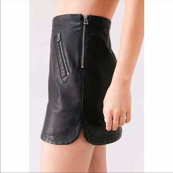 NWOT Silence & Noise Faux Leather UOF Skirt Sz XS - Picture 2 of 8